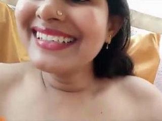 Indian bhabhi flaunts her huge breasts on camera
