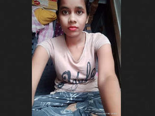 Desi teen collage shows off for her boyfriend in a steamy video