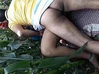 Indian hottie gets outdoor fucking