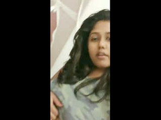 Desi girl gets naked and shows off her body in leaked video