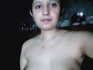 Pakistani babe flaunts her body in a sexy selfie