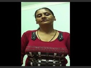 Desi bhabhi proudly displays her voluptuous bosom in a revealing video