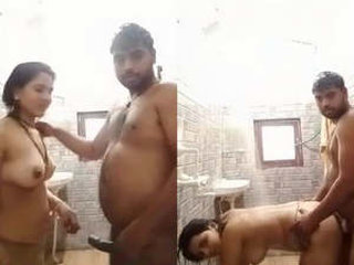 Hot sex in the bathroom with a couple from India
