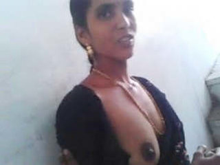 Curvy Indian bhabhi proudly showcases her large bosom